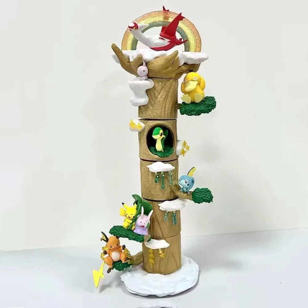 Diorama Pokémon sur le thème de l'hiver représentant un grand arbre décoratif avec plusieurs mini-figurines intégrées sur leurs petits socles thématiques