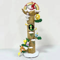 Diorama Pokémon sur le thème de l'hiver représentant un grand arbre décoratif avec plusieurs mini-figurines intégrées sur leurs petits socles thématiques