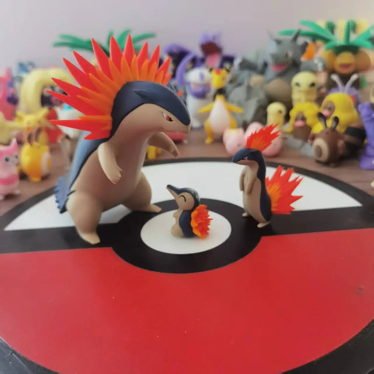 Figurines Pokémon du starter Feu de Johto : Héricendre, Feurisson et Typhlosion.