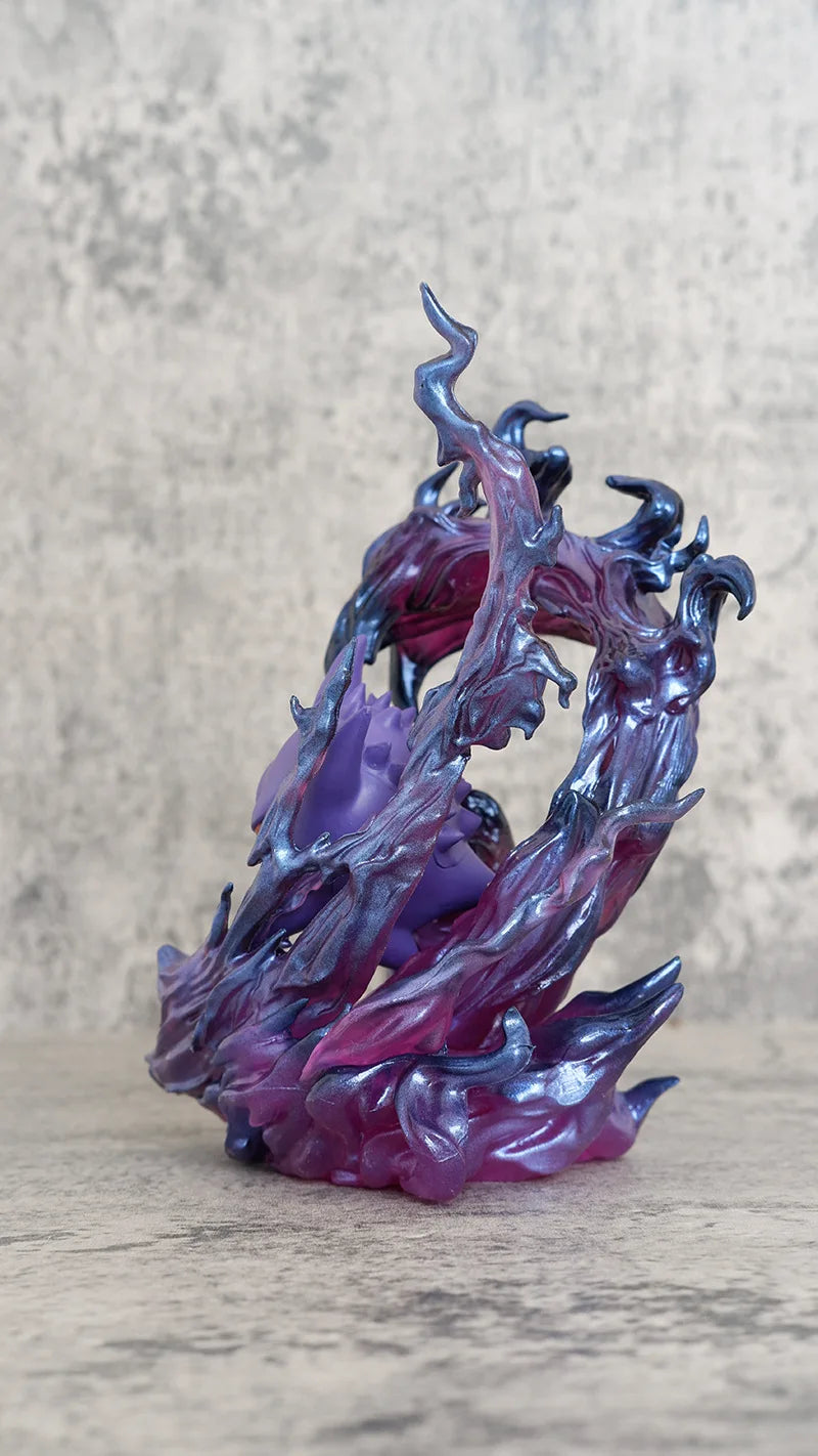 Figurine Pokémon dynamique d'Ectoplasma entouré d'une imposante aura d'énergie ténébreuse