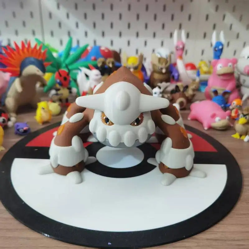 Figurine Pokémon officielle de Heatran, le Pokémon légendaire de type Feu et Acier.