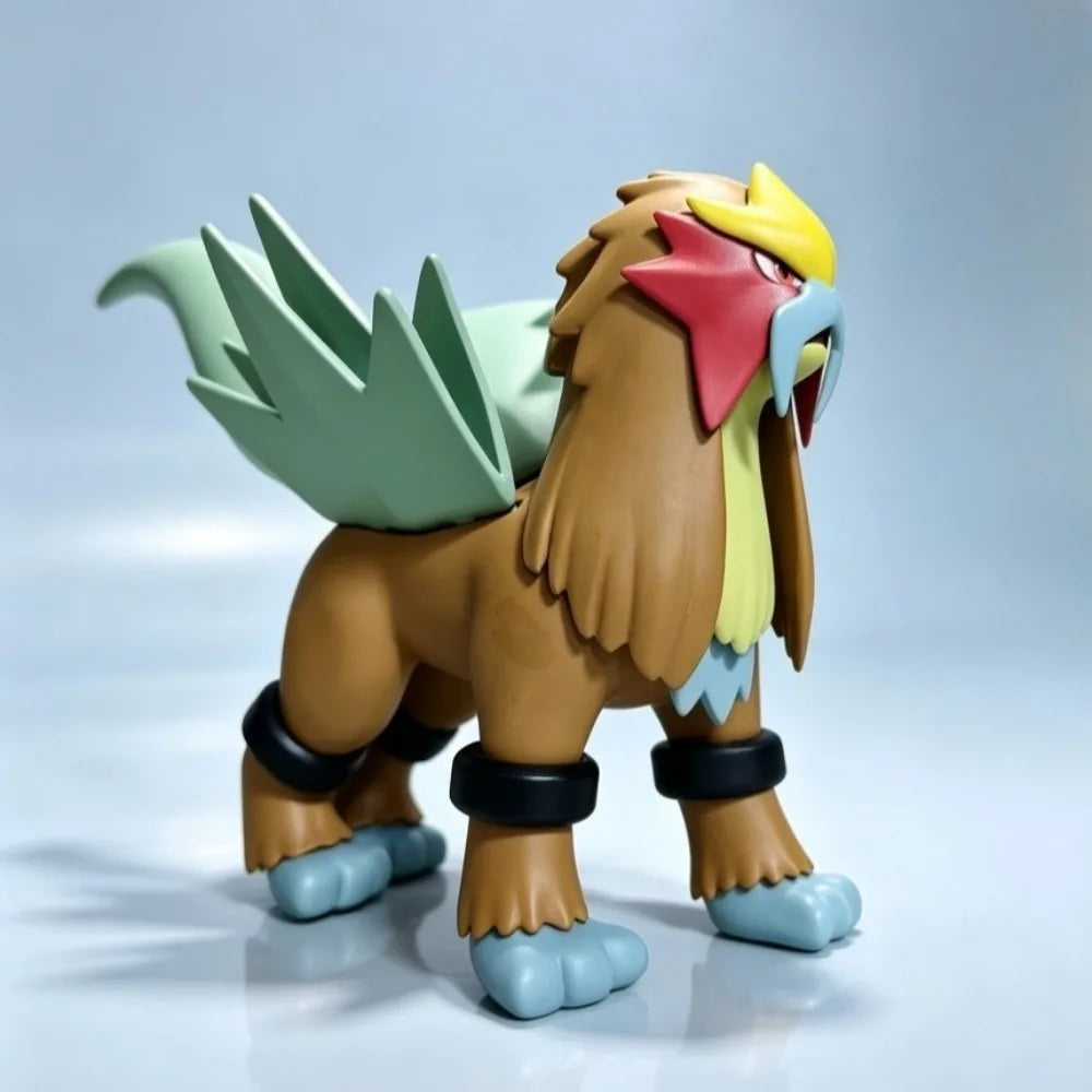 Figurines Pokémon représentant le trio légendaire de la deuxième génération présentés dans une arène de combat.