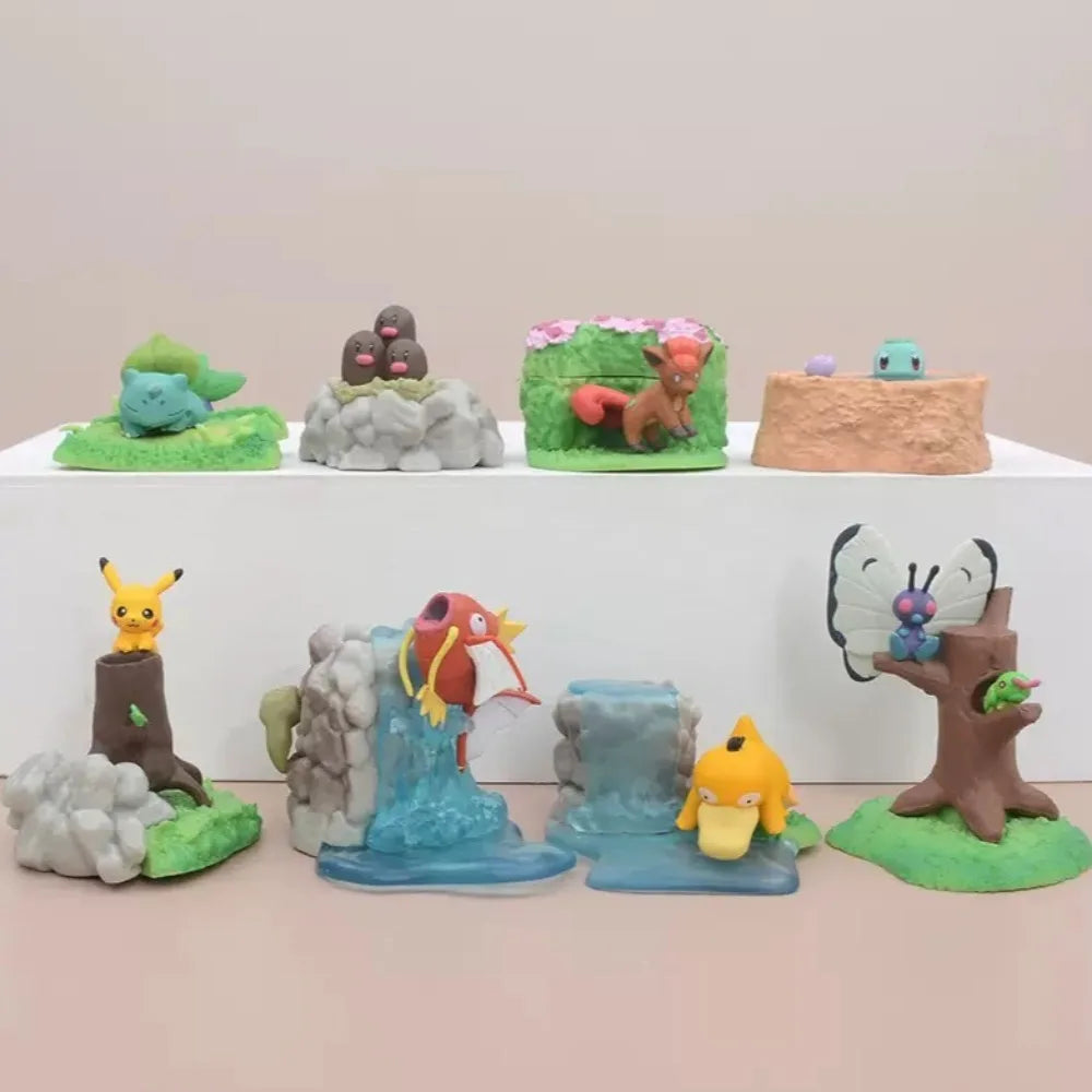 Lot de figurines Pokémon présentées dans des décors naturels variés (rivière, forêt, rochers)