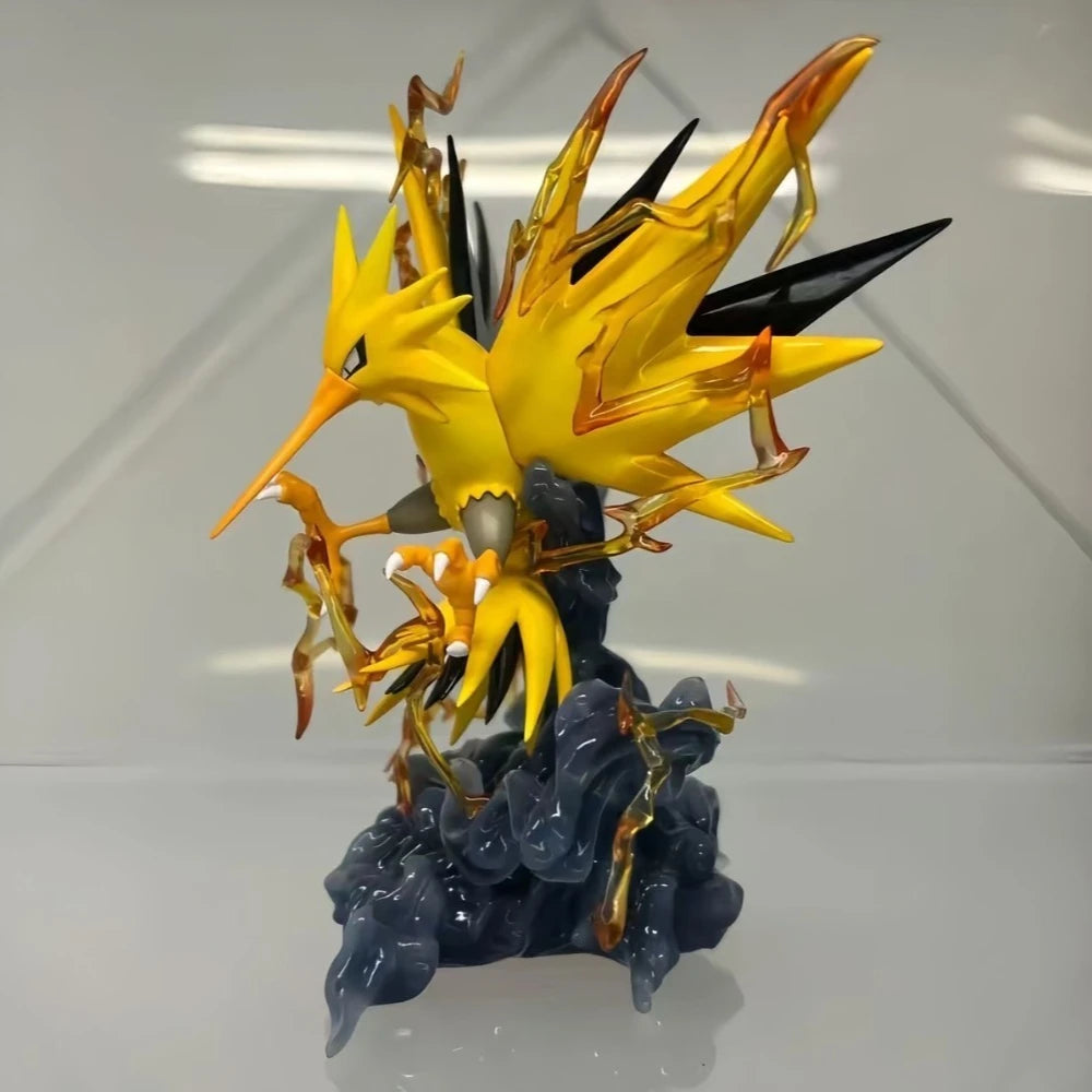 Figurine de collection d'Électhor déployant ses ailes au milieu d'un déchaînement d'éclairs spectaculaire