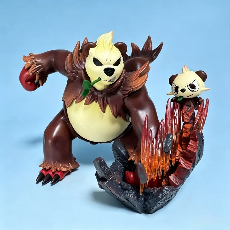 Statuette Pokémon dynamique représentant Pandarbare et Pandespiègle avec des effets d'énergie rose sur un socle d'affrontement.