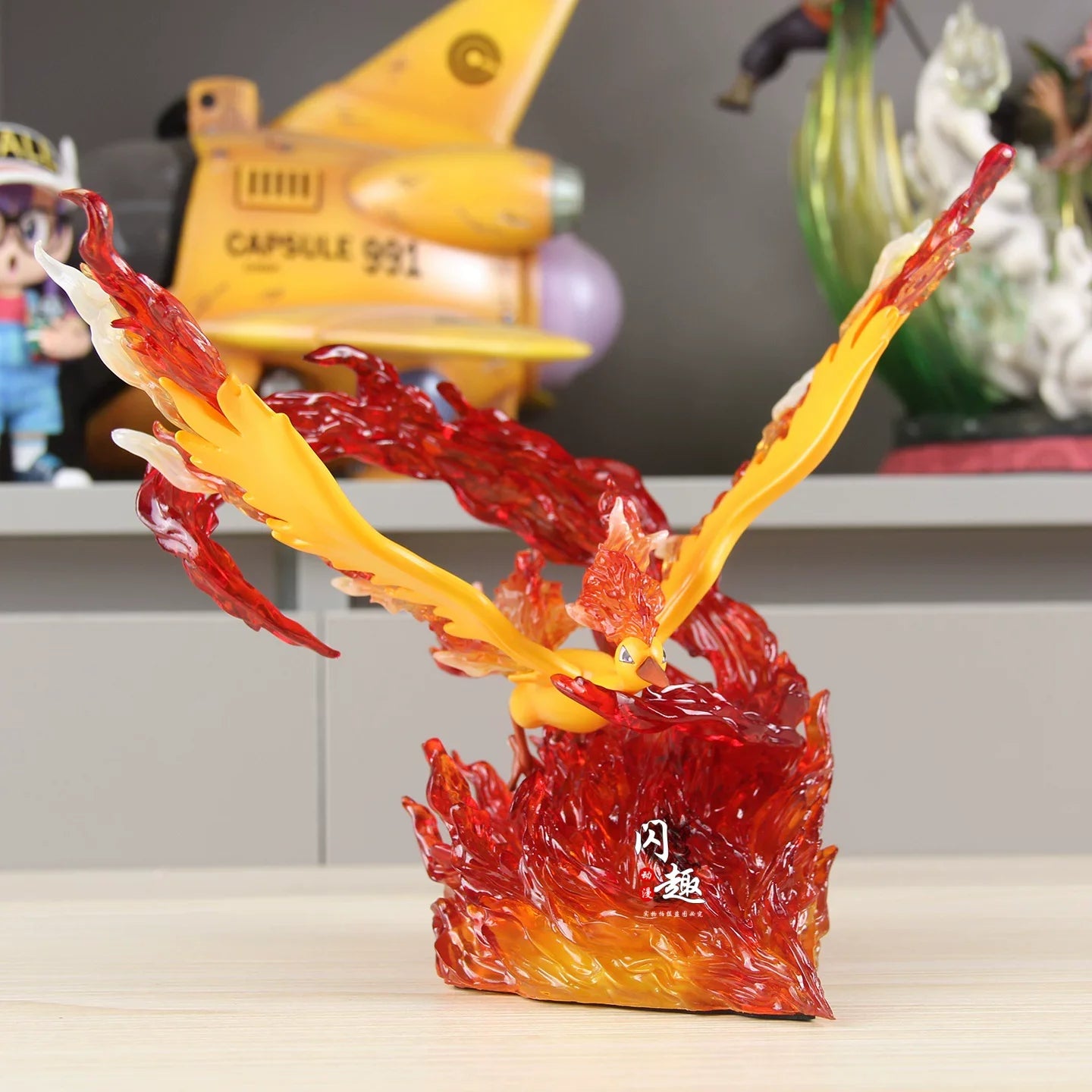 Figurine dynamique de Sulfura s'élevant sur un socle de flammes incandescentes translucides