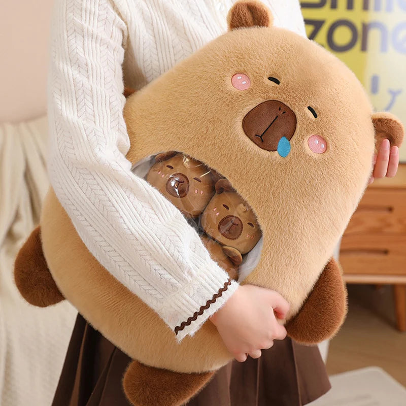 Coussin Peluche Capybara Fenêtre – Sachet Transparent Rempli de Mini Doudous