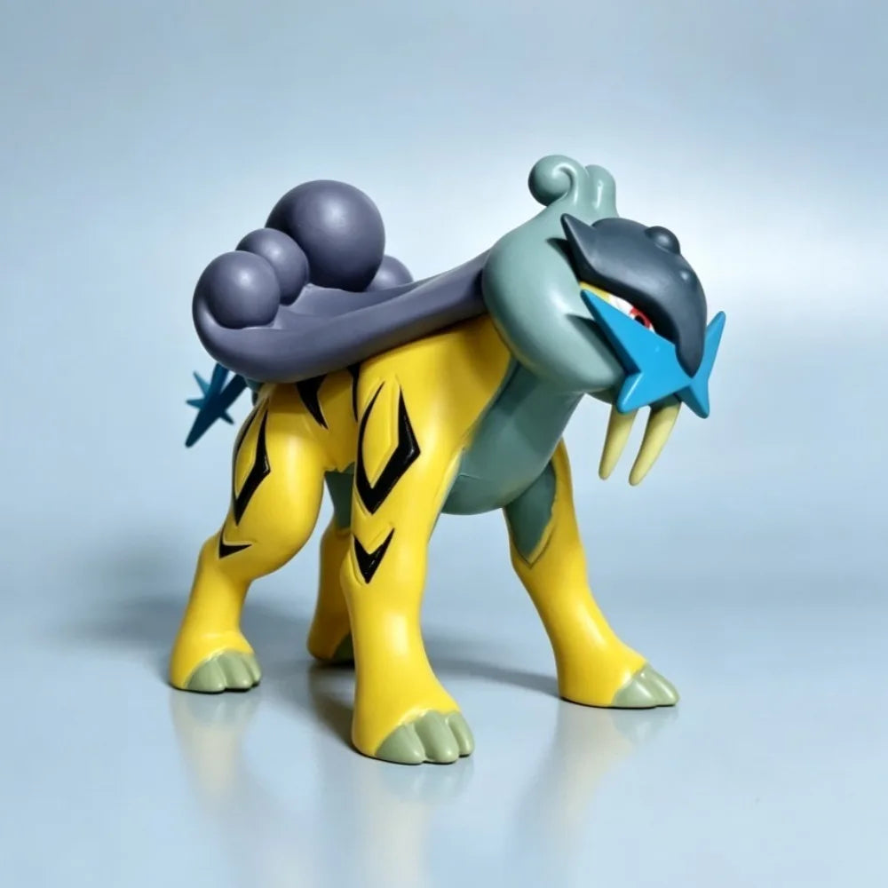 Figurines Pokémon représentant le trio légendaire de la deuxième génération présentés dans une arène de combat.