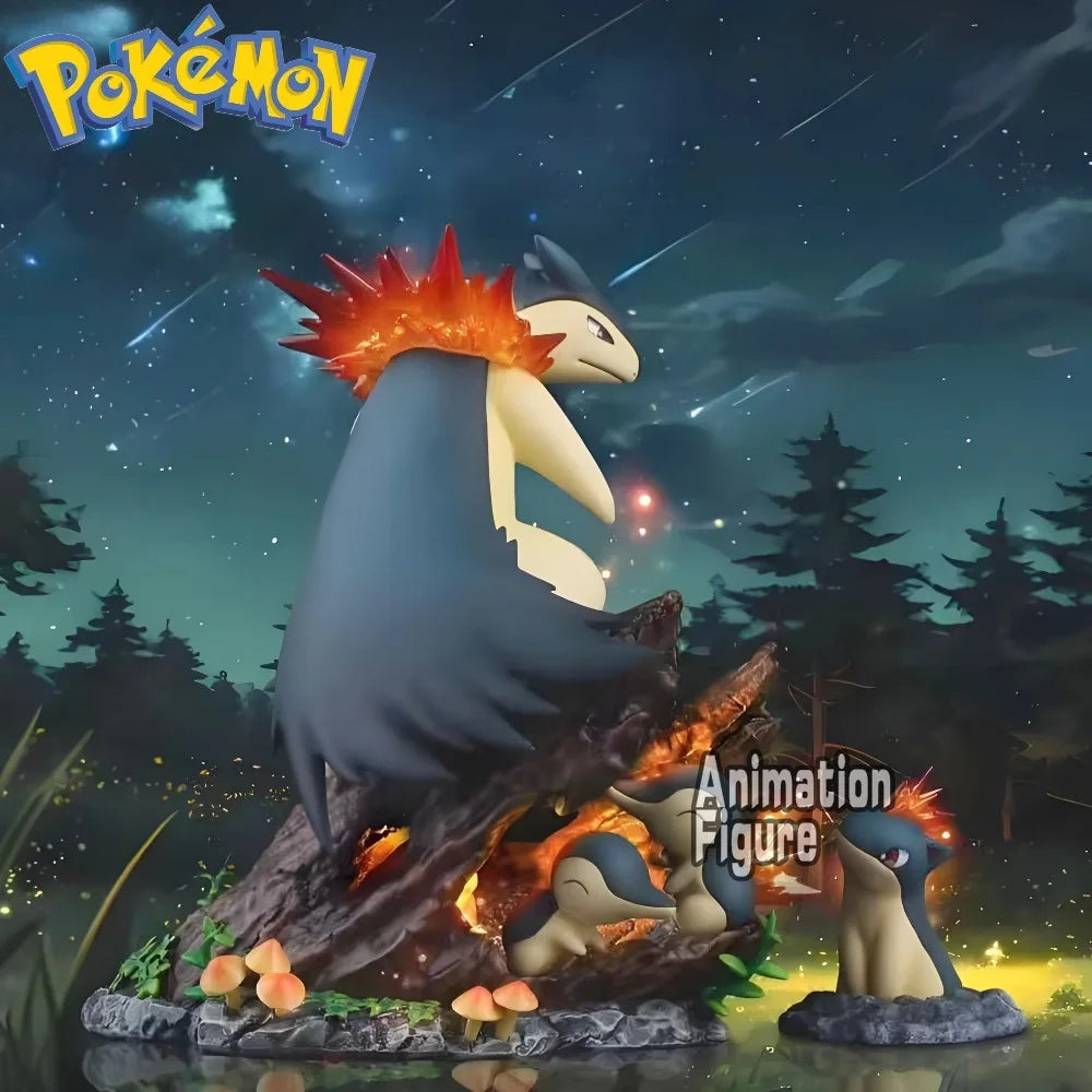 Statuette Pokémon représentant Typhlosion et Héricendre en plein combat, présentés sur un socle thématique d'environnement naturel nocturne.