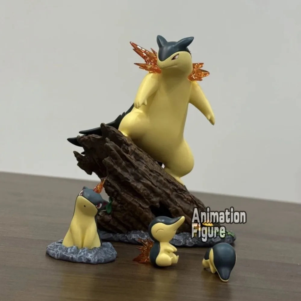 Statuette Pokémon représentant Typhlosion et Héricendre en plein combat, présentés sur un socle thématique d'environnement naturel nocturne.