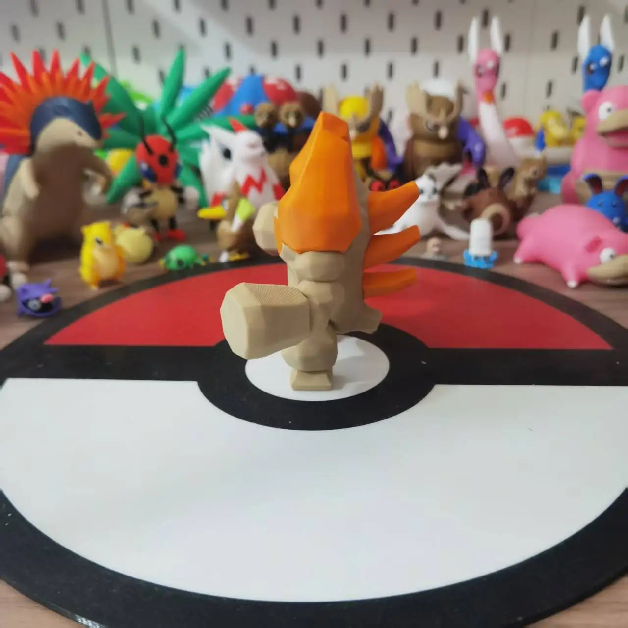 Figurine Pokémon de Regigigas, le colosse légendaire maître des Golems.