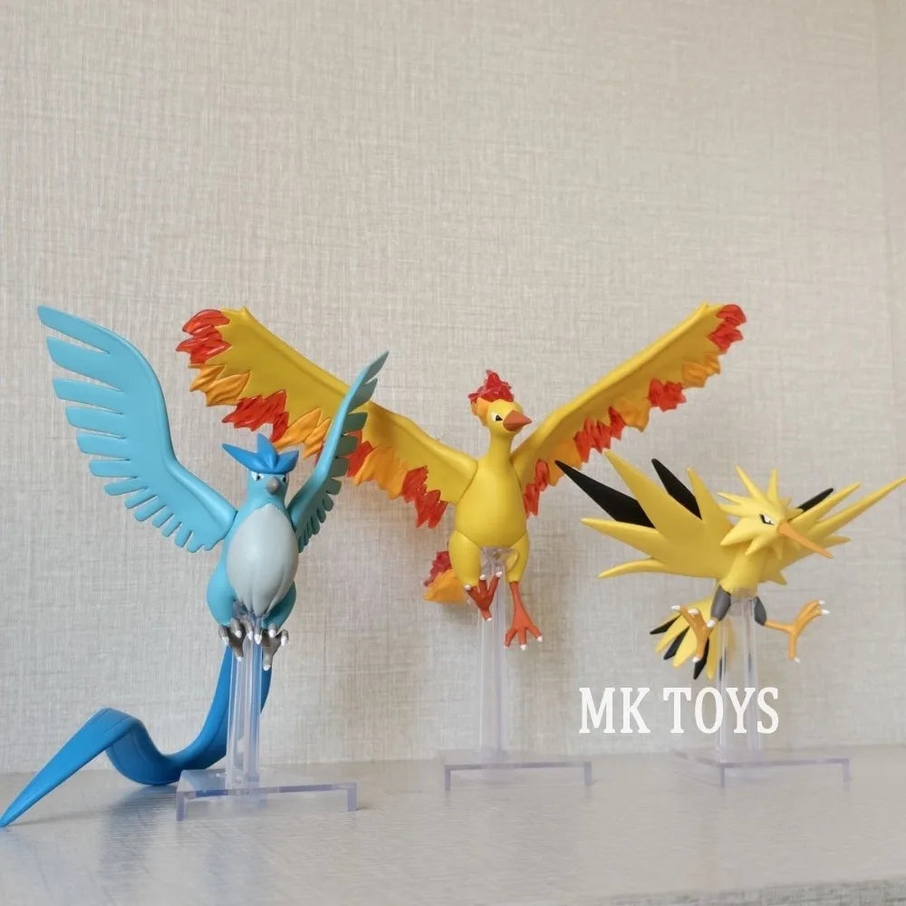 Figurines détaillées des trois oiseaux légendaires originaux de Kanto : Artikodin, Électhor et Sulfura.