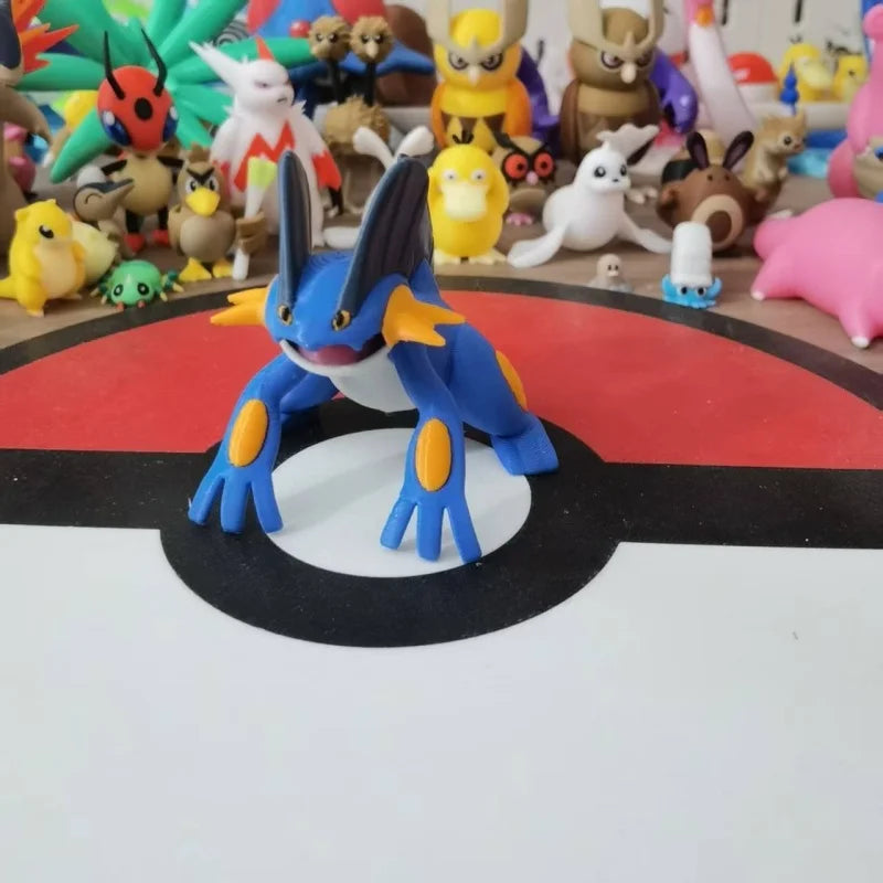 Figurine Pokémon imposante de Méga-Laggron en posture de combat dynamique
