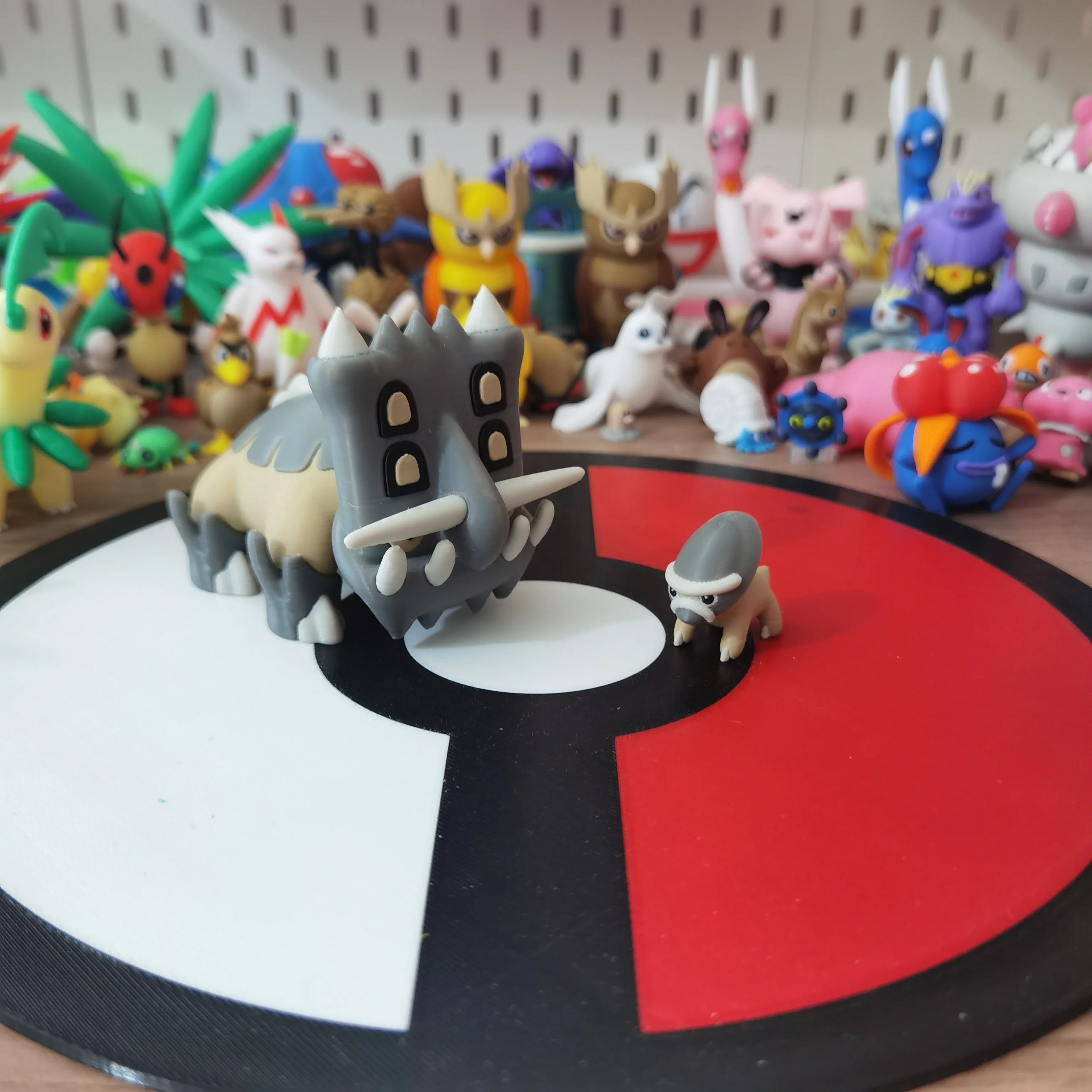 Figurines Pokémon fossiles de Dinoclier et son évolution Bastiodon.