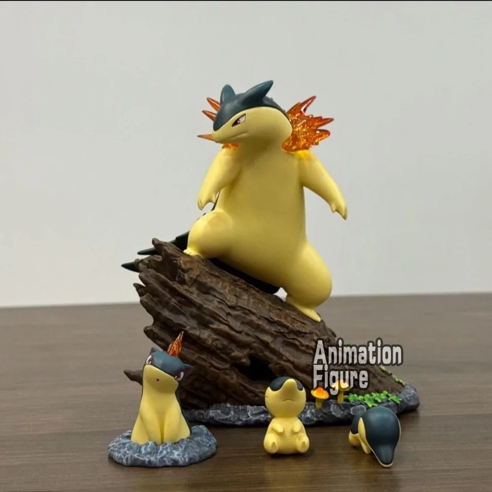 Statuette Pokémon représentant Typhlosion et Héricendre en plein combat, présentés sur un socle thématique d'environnement naturel nocturne.