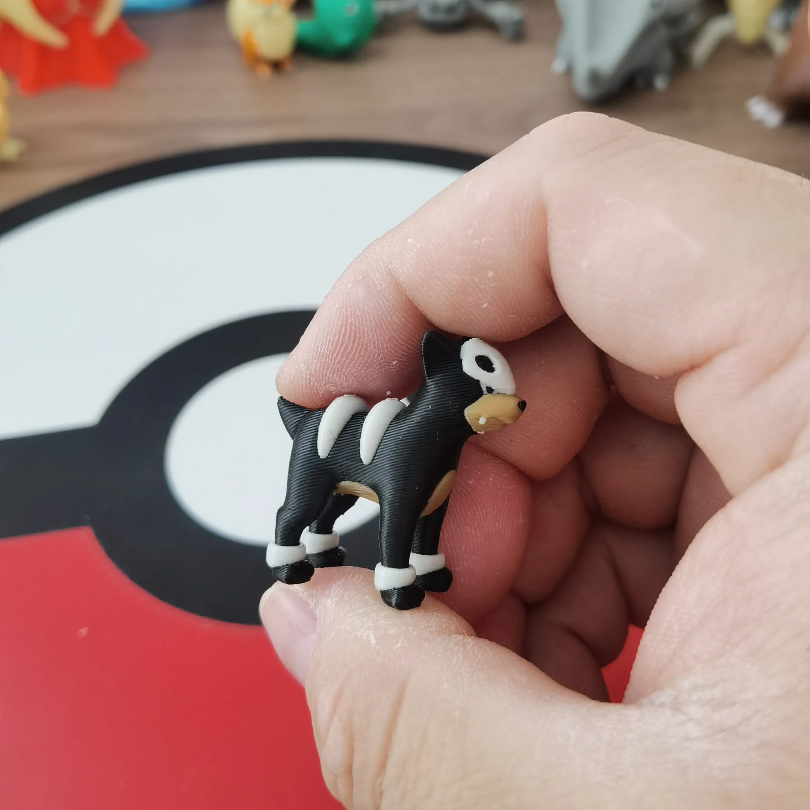 Figurines Pokémon de la ligne évolutive de Malosse, Démolosse et Méga-Démolosse.