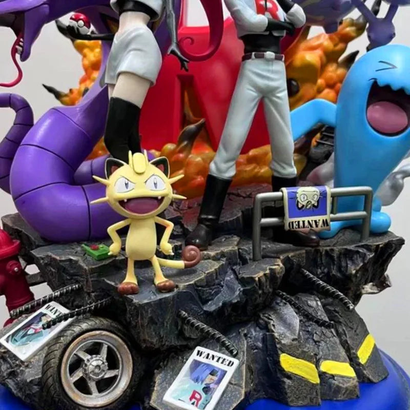 Grande statuette Pokémon représentant la Team Rocket avec Jessie, James, Miaouss et leurs Pokémon emblématiques sur un socle thématique détaillé