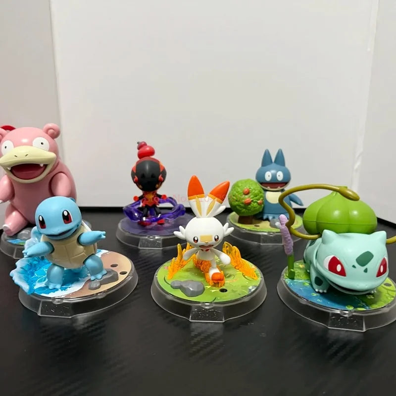 Figurines Pokémon sur socles thématiques représentants divers Pokémon populaires dans leur environnement