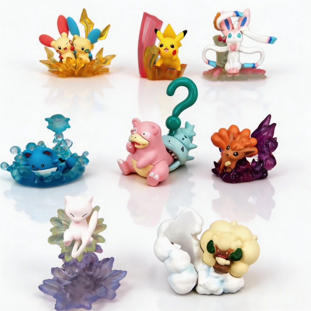 Ensemble de 8 mini-figurines Pokémon posées sur des socles en cristal coloré.