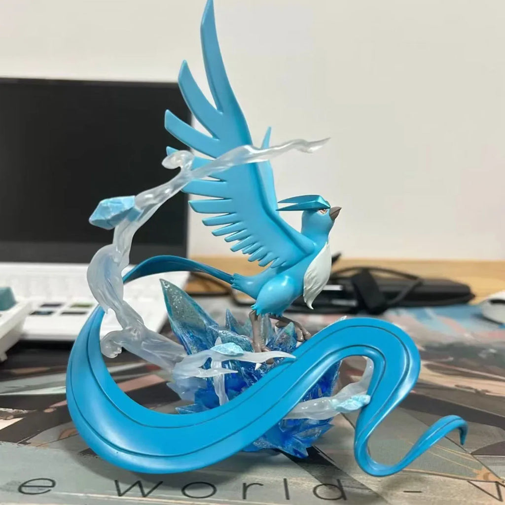 Magnifique statue d'Artikodin survolant un socle de pics de glace et d'effets d'énergie glaciale