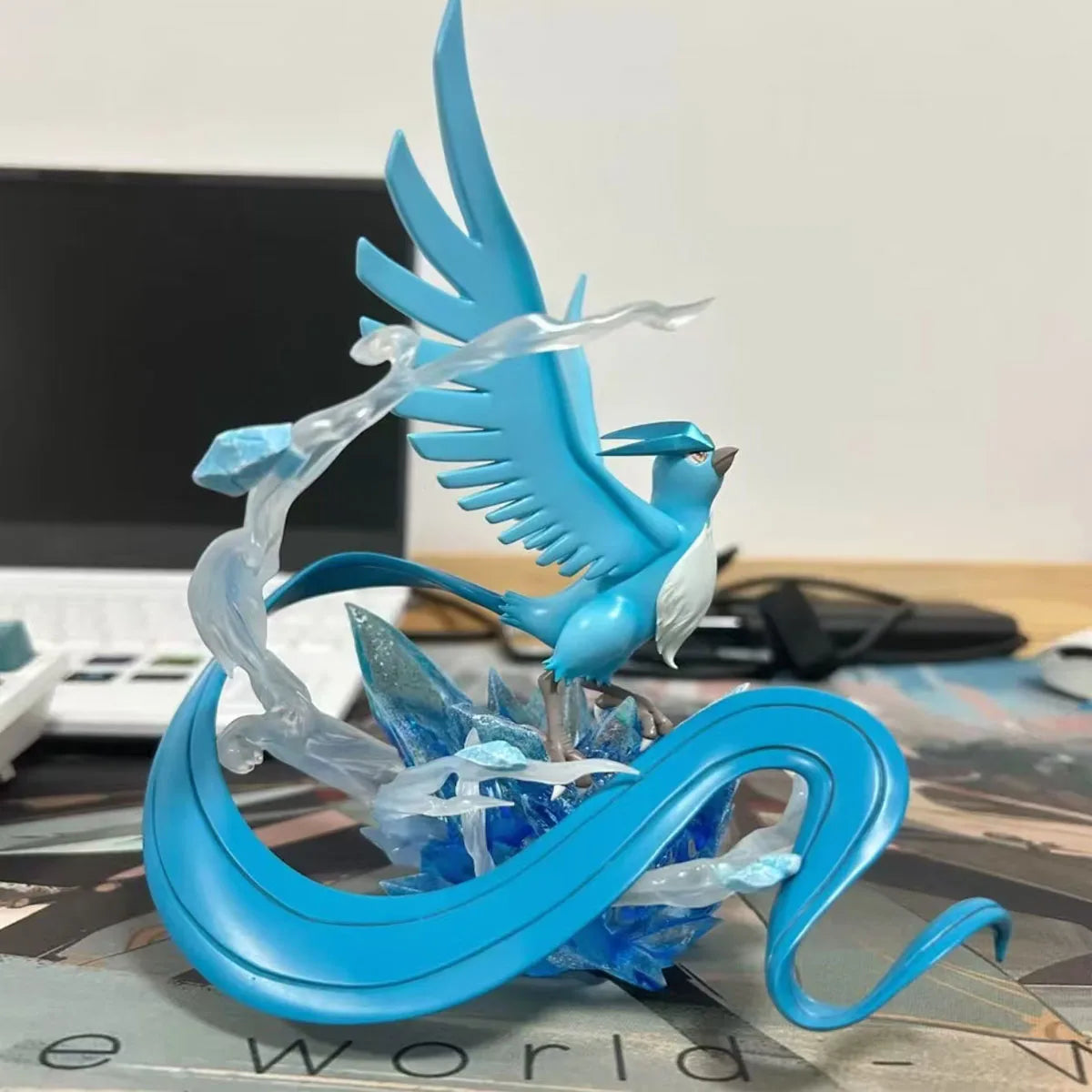 Magnifique statue d'Artikodin survolant un socle de pics de glace et d'effets d'énergie glaciale