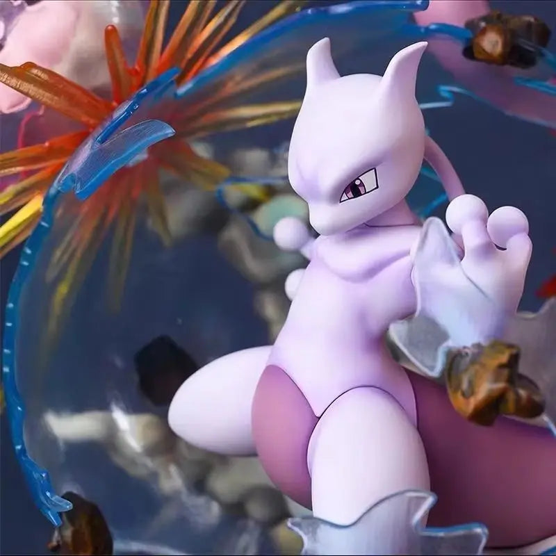 Imposante statue de collection diorama représentant un affrontement épique entre Mewtwo, Dracaufeu, Tortank et Florizarre