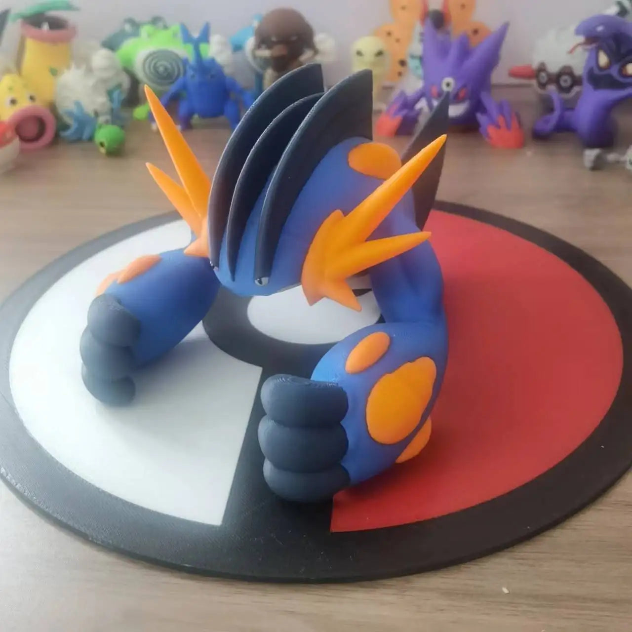 Figurine Pokémon imposante de Méga-Laggron en posture de combat dynamique