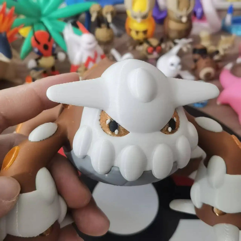 Figurine Pokémon officielle de Heatran, le Pokémon légendaire de type Feu et Acier.
