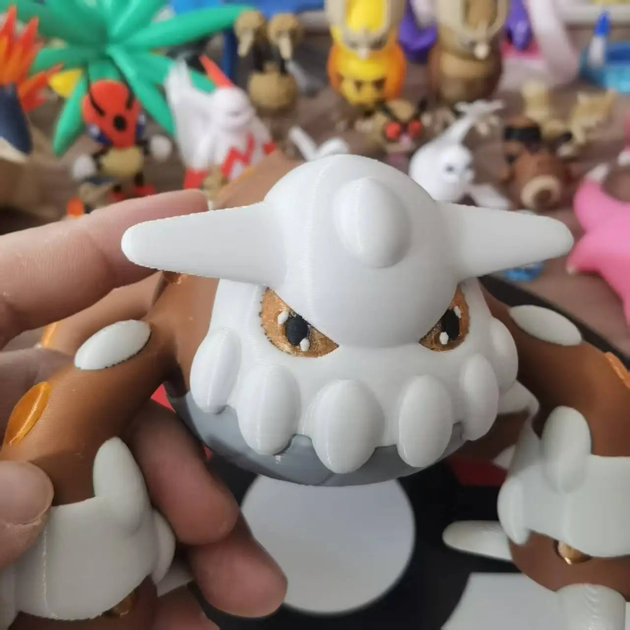 Figurine Pokémon officielle de Heatran, le Pokémon légendaire de type Feu et Acier.
